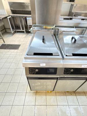 deux cuisinières en acier inoxydable dans la cuisine d'un restaurant
