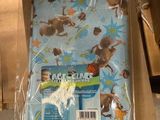 un gros plan sur une boîte de papier cadeau sur laquelle figure l'image d'un singe