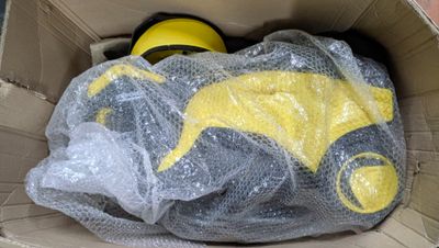 une boîte en carton contenant un jouet jaune et noir