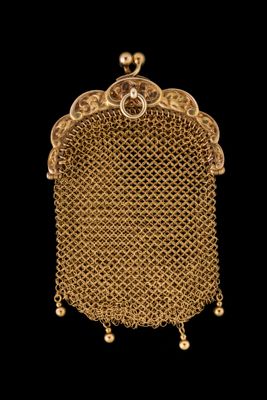 un sac à main en maille dorée, muni d'une chaîne
