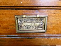 Commode d'époque Louis XVI en noyer noir veiné sur fond de s… (photo 6)