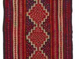 un tapis rouge et noir orné d'un motif en forme de diamant