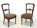 paire de chaises de salle à manger anciennes avec dossier et assise rembourrés