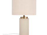 une lampe de table blanche surmontée d'un abat-jour beige