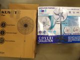 deux boîtes de pochettes et un ventilateur posé sur une table