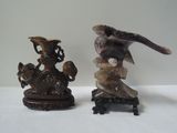 deux figurines assises sur une table
