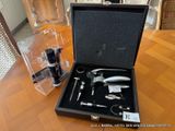 un coffret contenant une bouteille de vin et un tire-bouchon