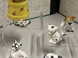 de nombreuses figurines exposées sur une table