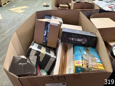 une boîte en carton remplie de livres dans un entrepôt