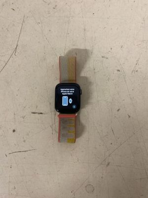 une Apple Watch posée sur un morceau de bois
