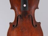 un vieux violon avec un archet sur fond blanc