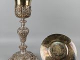 une paire de bougeoirs anciens en métal argenté et un plat en métal argenté