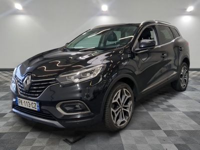 une voiture noire est garée sur le sol en damier d'un garage