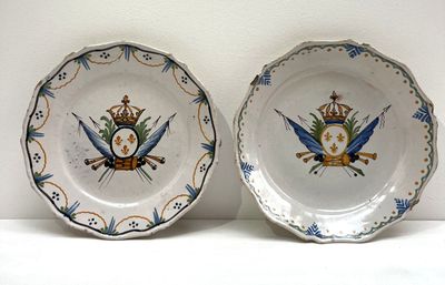 deux assiettes posées côte à côte sur une table