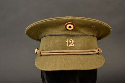 un chapeau portant un numéro, posé sur une tête de mannequin