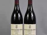 deux bouteilles de vin rouge posées l'une à côté de l'autre sur une table