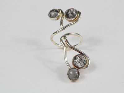un gros plan d'une bague en argent sertie de deux pierres grises