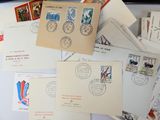 plusieurs types de timbres différents sur une table