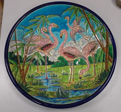 une assiette décorée d'un motif représentant des flamants roses