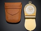 une image représentant une montre en or et un étui en cuir sur fond noir