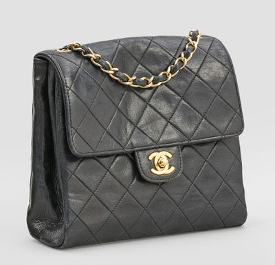 un sac à bandoulière Chanel en cuir matelassé noir, avec des finitions dorées
