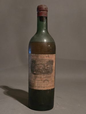 une bouteille de vin posée sur une table