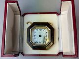 une boîte contenant une horloge, posée sur une table