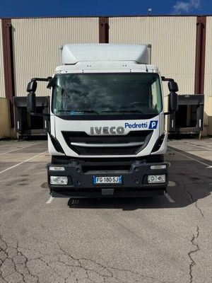un camion blanc garé dans un parking