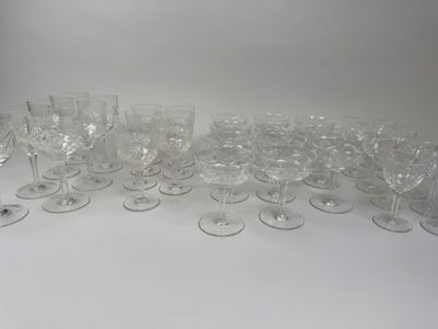 beaucoup de verres à vin vides sur la table
