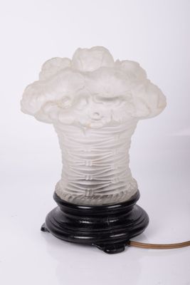 une lampe posée sur une table