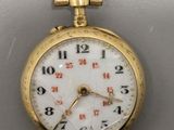 une montre de poche en or avec un cadran blanc et des chiffres