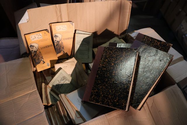 3 cartons de livres d’histoire, poésies dont 2 plaquettes de Pier...