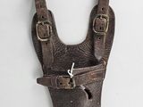 un vieil étui en cuir marron muni de deux boucles