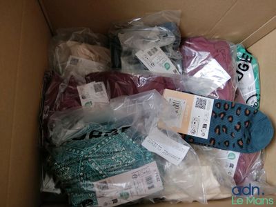une boîte remplie de chaussettes et les chaussettes qui se trouvent dans la boîte