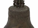 une vieille cloche surmontée d'une croix, sur fond blanc