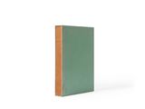 un livre vert posé sur une surface blanche