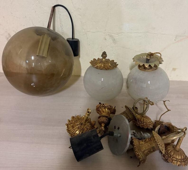Lot de luminaire en verre et laiton et divers