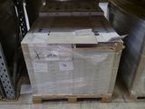 de nombreux cartons empilés sur une palette dans l'entrepôt