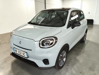 la petite voiture blanche est garée dans une grande pièce