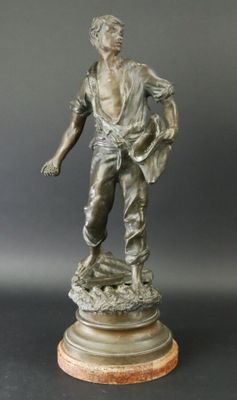 statue en bronze représentant un homme tenant un sac, posée sur un socle en marbre
