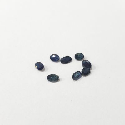 un ensemble de saphirs bleus sur un fond blanc