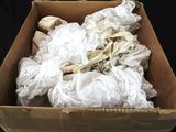 une boîte en carton remplie de sachets contenant une substance blanche sur fond noir