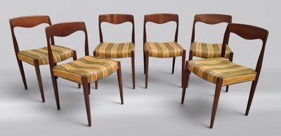 quatre chaises disposées en cercle, dont les assises sont recouvertes d'un tissu rayé