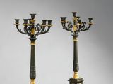une paire de chandeliers noirs et dorés