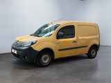 La petite camionnette jaune est garée dans une grande pièce.