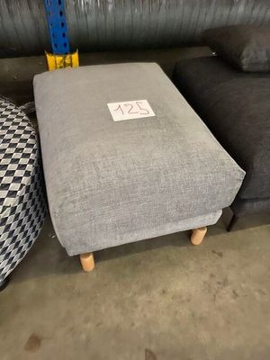 1 POUF COFFRE en tissu gris clair.