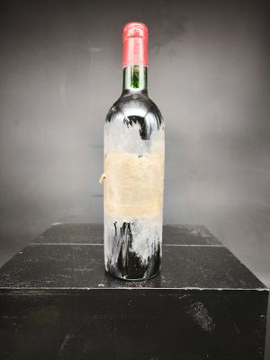 une bouteille de vin posée sur une boîte noire