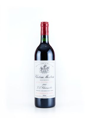 la bouteille de vin rouge est posée sur une surface blanche