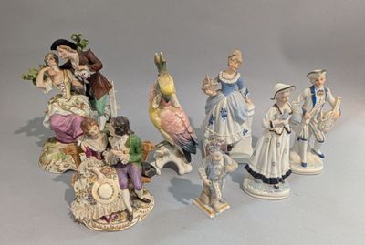 de nombreuses figurines représentant des personnes et des animaux posées sur une table