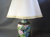 une lampe posée sur une table et munie d'un abat-jour
